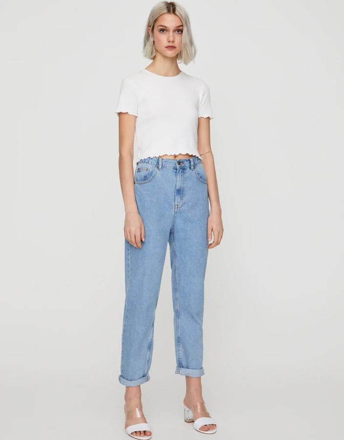 Disponible en varios colores, estos jeans mom confeccionados en algodón cuentan con goma en la cintura y tienen un precio rebajado de 15,99 euros. Son de Pull & Bear.