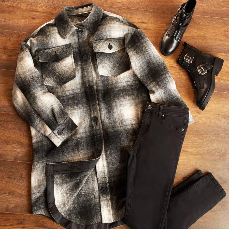 Una ‘shaket’ o sobrecamisa de cuadros como esta en blanco y negro, una de las prendas que han arrasado esta temporada (35 euros).