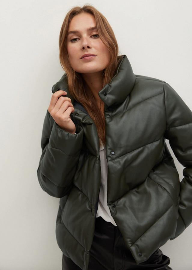 Diseño corto acolchado en efecto piel para esta cazadora en color caqui de Mango con bolsillos laterales y cierre de cremallera y botones a presión en el frontal. De 69,99 euros ha pasado a 49,99 euros y está disponible en la talla L.