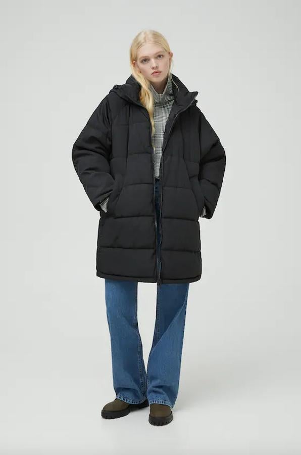 Diseño largo para esta cazadora acolchada negra con capucha ajustable, bolsillos laterales y cierre de cremallera. Es de Pull&Bear y de 49,99 euros ha pasado a costar 39,99 euros, pero solo queda en la talla XS.