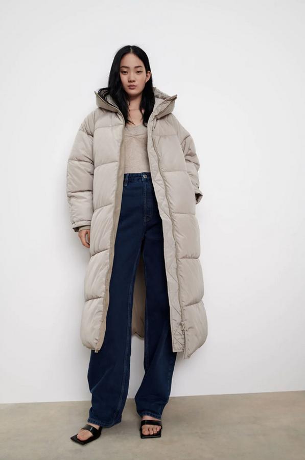 Con relleno de poliéster reciclado, este abrigo acolchado de cuello subido y capucha de Zara en color arena viene con mangas largas ajustables con puño interior y bolsillos laterales con cremallera. Con cierre frontal de cremallera, podemos encontrarlo entre las tallas XS y XL por 69,95 euros.