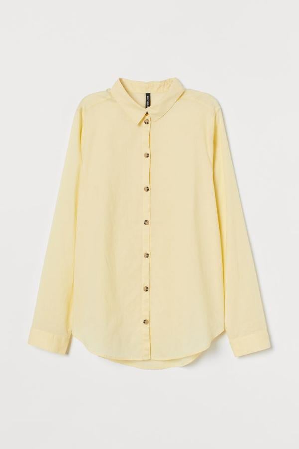 En tejido vaporoso de algodón en amarillo pastel, esta camisa con botones en los puños, bajo redondeado y cierre frontal de botones costaba 9,99 euros y ahora podemos encontrarla entre las tallas 32 y 40 por 5,99 euros.