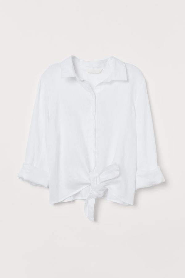 Confeccionada en lino en color blanco y con diseño vaporoso, esta camisa con cierre de botones frontal y canesú en la espalda tiene el bajo recto acabado con lazada. De 19,99 euros ha pasado a costar 10,99 euros y está disponible en las tallas M y L.