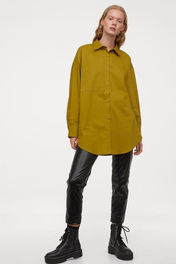 Diseño oversize para esta camisa de algodón con cuello, botones frontales y un bolsillo superior en la pechera. Con hombros caídos y bajo redondeado ha pasado de 19,99 euros a 10,99 euros y solo queda en las tallas XS y S.