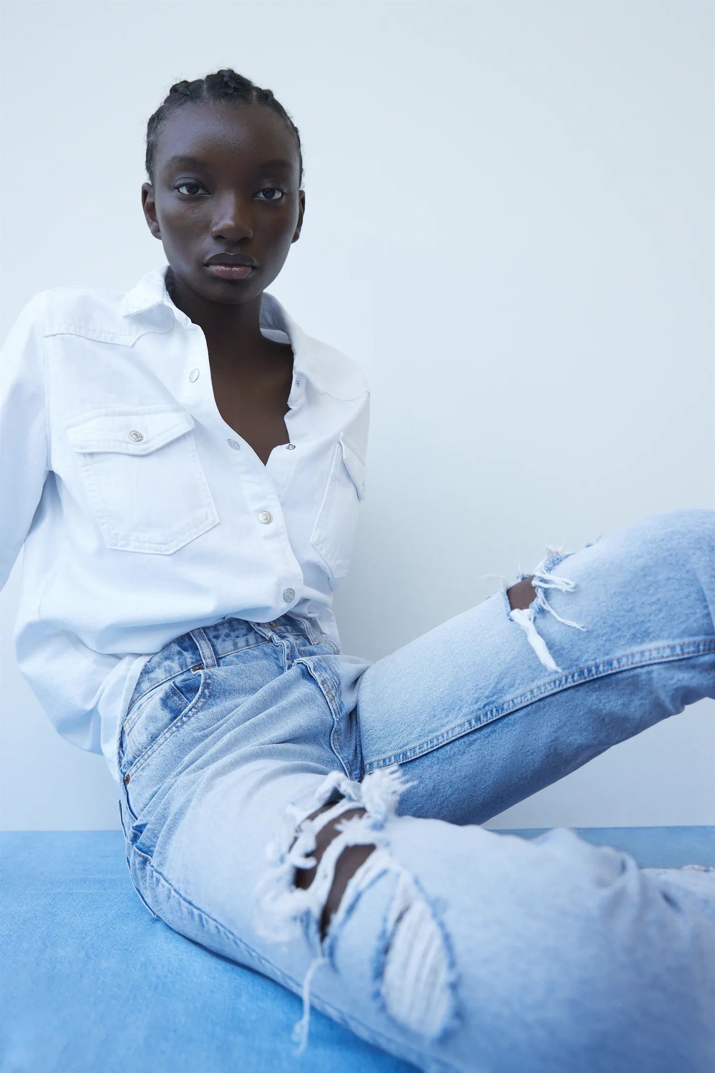 Camisa blanca de tejido denim y estilo tejano. Un imprescindible básico para cualquier armario. Rebajada a 12,99 euros.