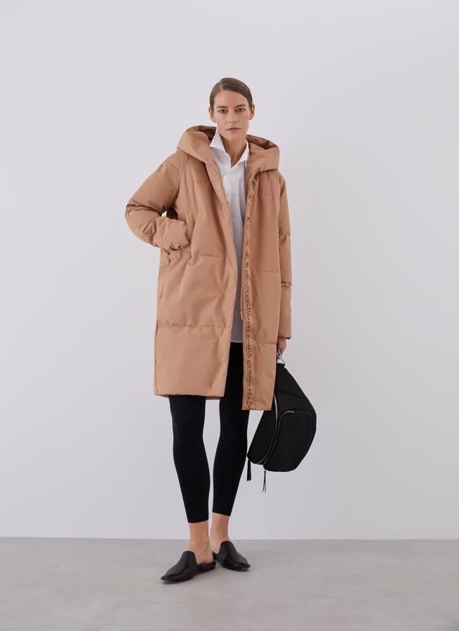 Maxi plumas con capucha, rebajado de 249 a 119 en Adolfo Domínguez.