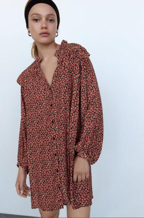 Vestido camisero de estampado floral y corte fluido.