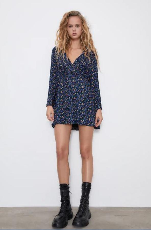 Vestido azul de flores con escote en pico.