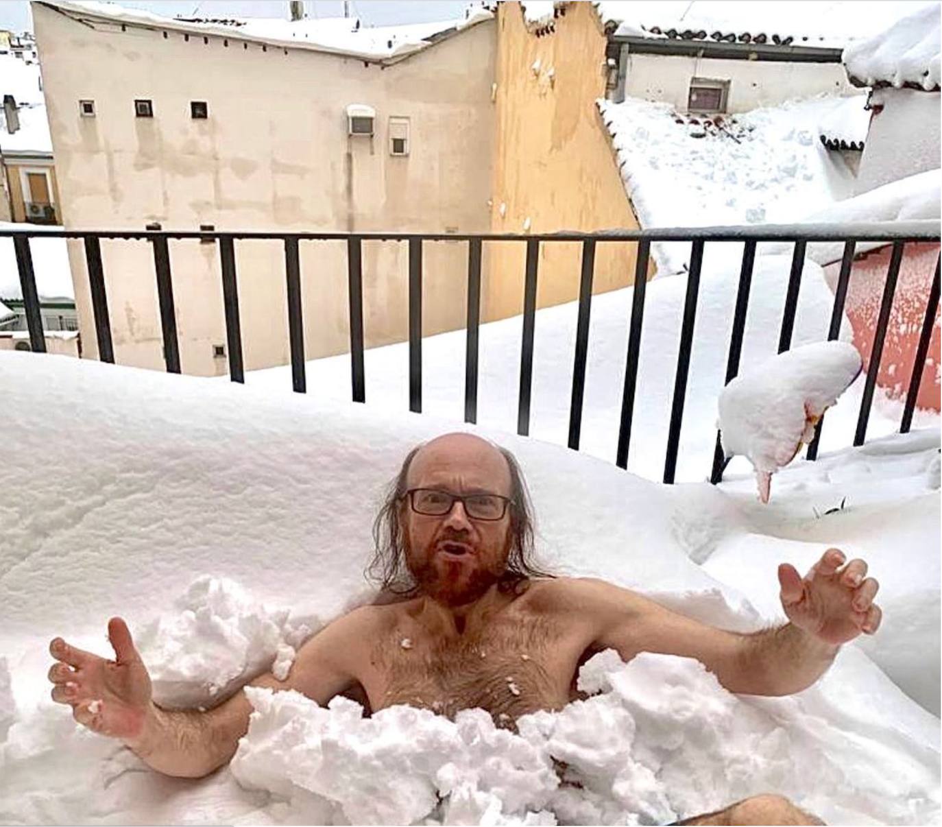 Santiago Segura apostó por posar desnudo enterrado en la nieve de su terraza. No es su mejor foto, pero no le podemos quitar el mérito de ponerse lla nieve por encima del cuerpo. Eso sí que tiene valor.