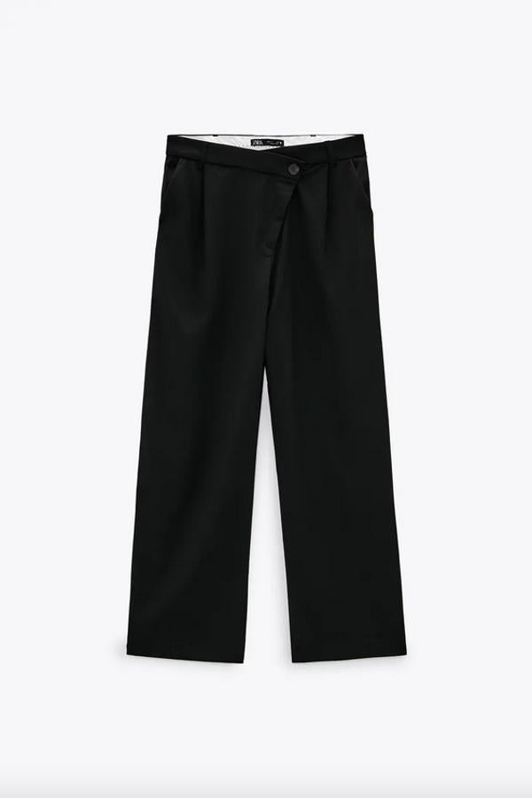 Con cierre frontal cruzado con cremallera y botón, este pantalón de tiro alto, perneras anchas y bolsillos laterales en color negro tiene un precio de 25,95 euros y está disponible entre las tallas XS y XXL.