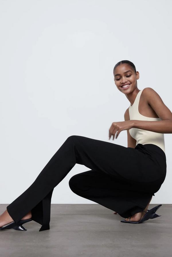 De tiro alto, con bolsillos laterales y cierre frontal de cremallera y botón, este pantalón negro viene con los bajos con aberturas, para presumir de botas y estilizar la figura. Cuestan 25,95 euros y están disponibles en las tallas S y XXL.