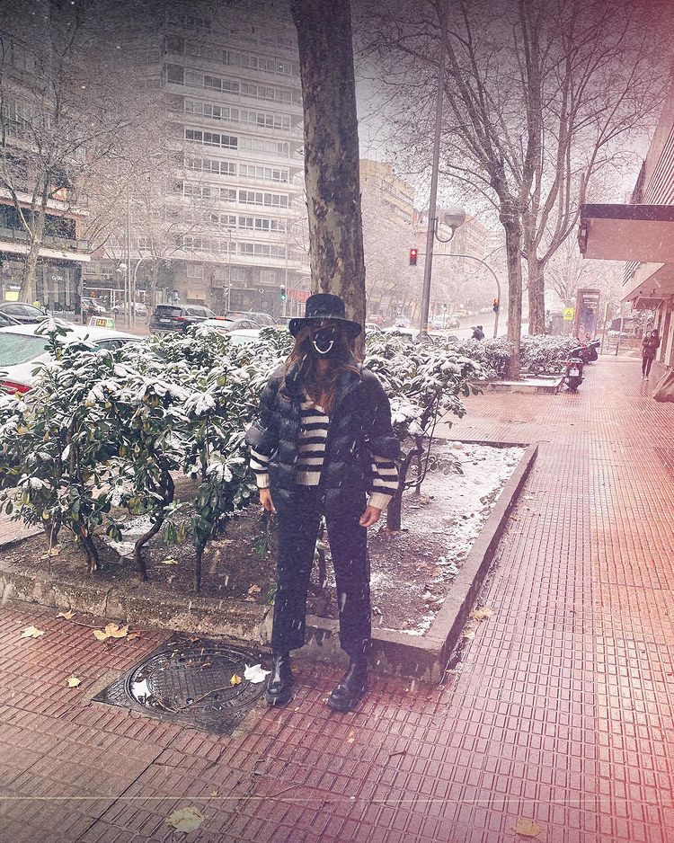 Nuria Roca ha apostado por un exclusivo y original plumas de manga francesa negro acolchado de Moncler.