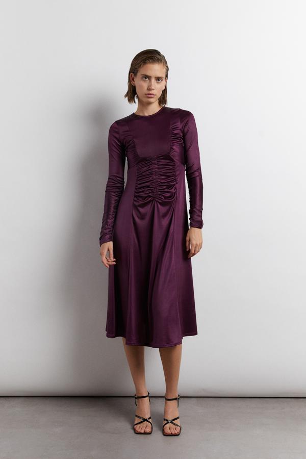 Vestido midi en color morado y tejido satinado con frunces en la parte frontal y falda de vuelo. Rebajado de 35,99 a 25,99 euros.