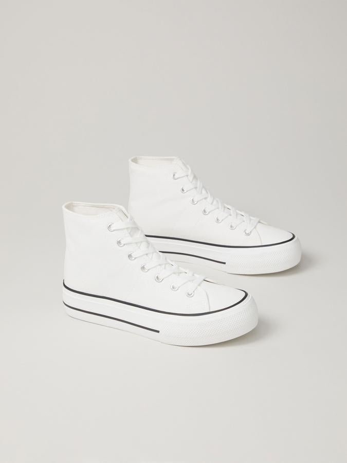 Con suela, cordones y botín en color blanco, estas deportivas tipo bamba de Lefties vienen con pasadores metálicos y cierre mediante cordones. Tienen un precio de 17,99 euros y están disponibles entre los números 35 y 41.