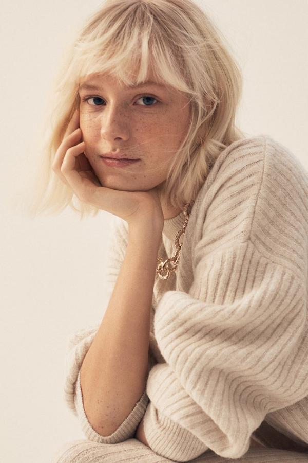 Este jersey en punto de canalé suave con lana en la trama, de corte cuadrado y hombros caídos en beige claro jaspeado viene con mangas amplias con puños ceñidos y ribete de canalé fino en cuello, puños y bajo. Solo podemos comprarlo en la web, tiene un precio de 19,99 euros y está disponible en las tallas XS y XXL.