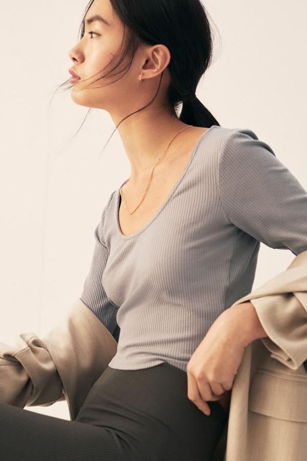 En gris claro, beige oscuro y negro, este top cropped en canalé de corte entallado, escote pronunciado y mangas cortas solo está a la venta en la web de la firma por 9,99 euros entre las tallas XS y XXL.