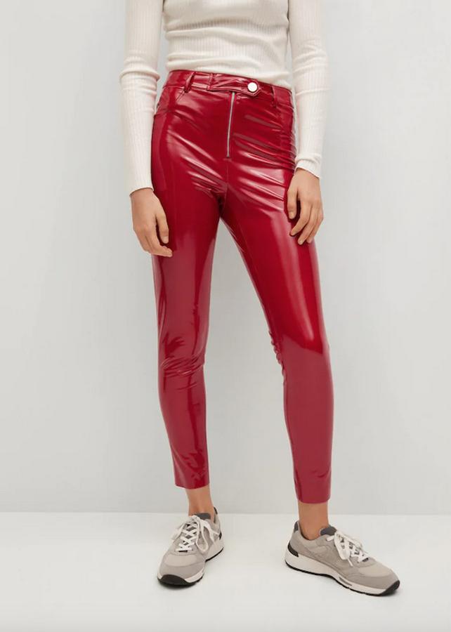 De venta exclusiva en la web de Mango, estos pantalones de pitillo en efecto piel de corte skinny son de tiro medio y diseño crop. Disponible entre las tallas 34 y 42, cuestan 39,99 euros.