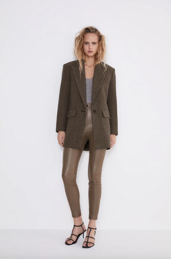 Con bajos con cremallera lateral, falsos bolsillos en delantero y tiro alto, estos leggings en efecto piel que tienen cierre de cremallera y botón podemos encontrarlos en gris topo, chocolate y negro en Zara entre las tallas XS y XXL por 19,95 euros.