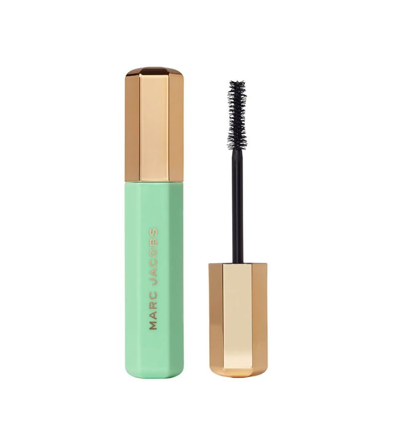 Su fórmula cremosa de textura aterciopelada es el resultado de la combinación de ceras cremosas y geles que dan cuerpo al instante a las pestañas sin efecto pegote. Su cepillo de volumen curvo ofrece una fórmula generosa en el centro de las pestañas que densifica intensamente y define las puntas.  Velvet Noir edición Very Merry Cherry de Marc Jacobs Beauty  (de 29,99 a 20 €).