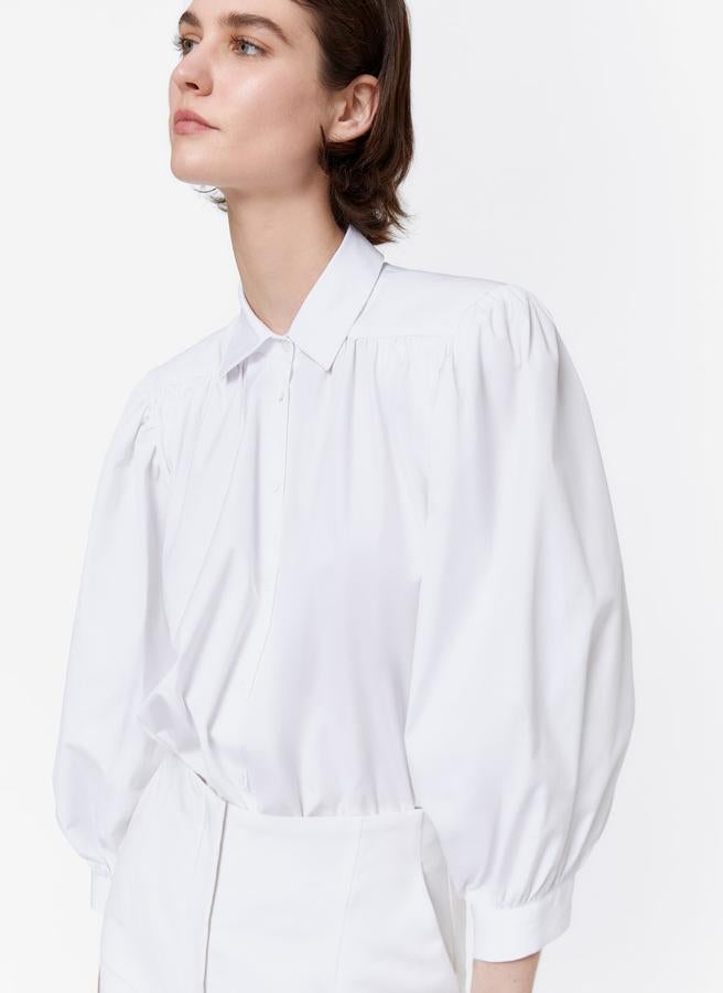 Confeccionada en algodón orgánico, esta camisa blanca de cuello clásico y mangas largas con hombreras viene con cierre frontal de botones a tono. Disponible en las tallas S y M, ha pasado de 69 euros a 39,95 euros.