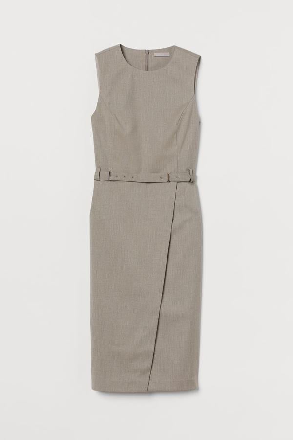 En tejido elástico con cuerpo forrado en punto, este vestido entallado en beige grisáceo de H&M con cinturón fino con detalles dorados y falda cruzada tiene largo hasta la rodilla y está confeccionado con poliéster parcialmente reciclado. Solo está a la venta en la web, entre las tallas XS y XXL, por 34,99 euros.
