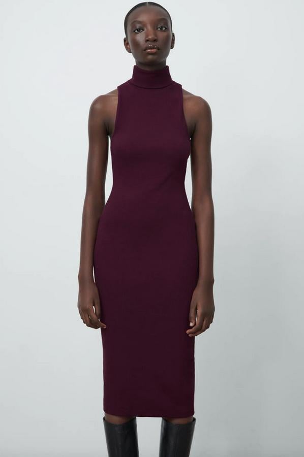 Este vestido de cuello subido de Zara es ideal para nuestras camisetas o camisas de cuello redondo y está confeccionado con al menos un 95% de algodón orgánico. Disponible en negro, marrón o berenjena, con largo hasta la rodilla, cuesta 9,95 euros y está disponible en las tallas S, M y L.