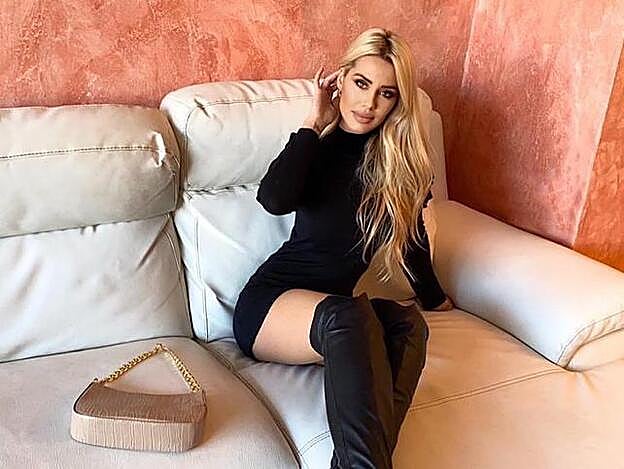 Con todos ustedes Carla Divinity, la mujer perfecta, según ella.