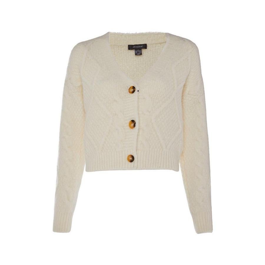 Chaqueta de punto de ochos en color crema y botones a contraste (16 euros).