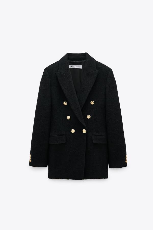 Blazer cruzada de lana con botones dorados, de Zara (49,95 €).