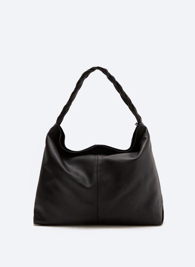 Bolso de piel negra con asa corta, de Uterqüe (119 €).