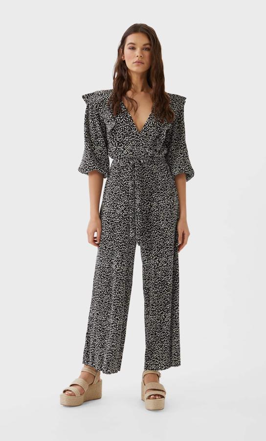 Mono estampado con flores en blanco y negro de las rebajas de Stradivarius (12,99 euros).