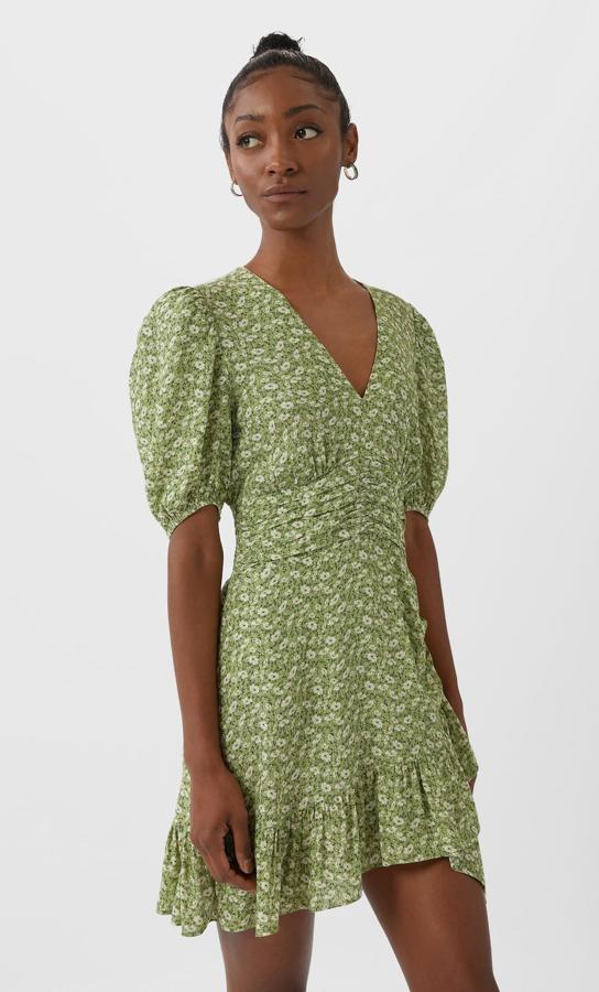 Mini vestido verde estampado con flores y con volantes de las rebajas de Stradivarius (5,99 euros).