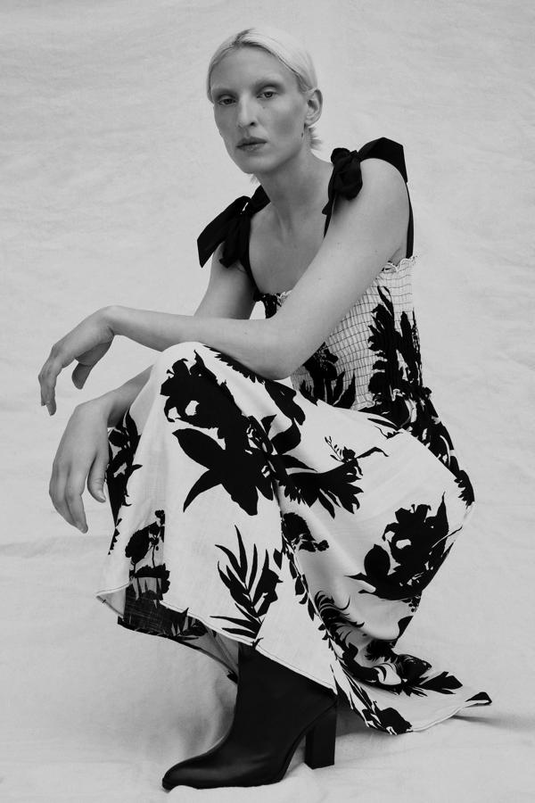 Vestido estampado con flores en blanco y negro con lazadas al hombro de las rebajas de Zara (12,99 euros).