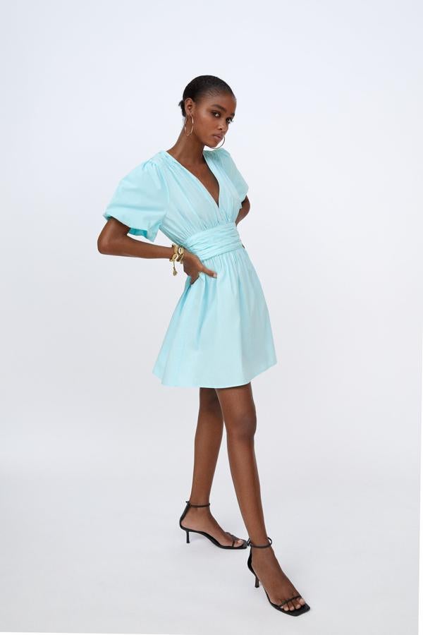 Mini vestido azyl turquesa con drapeados en la cintura de las rebajas de Zara (9,99 euros).