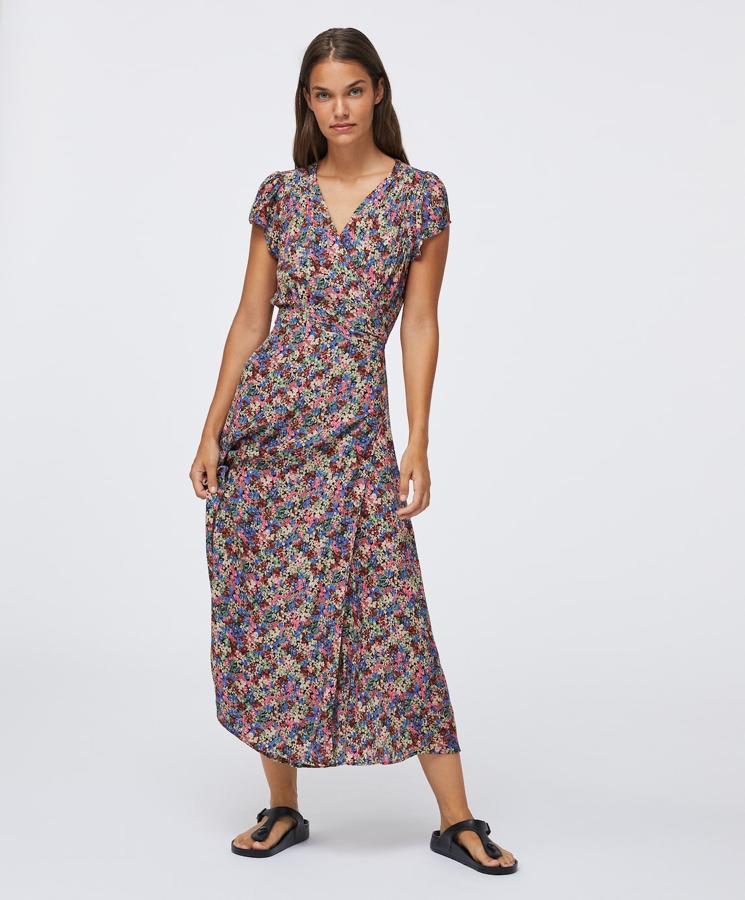 Vestido de corte midi estampado con flores y cruzado de las rebajas de Oyhso (17,99 euros).
