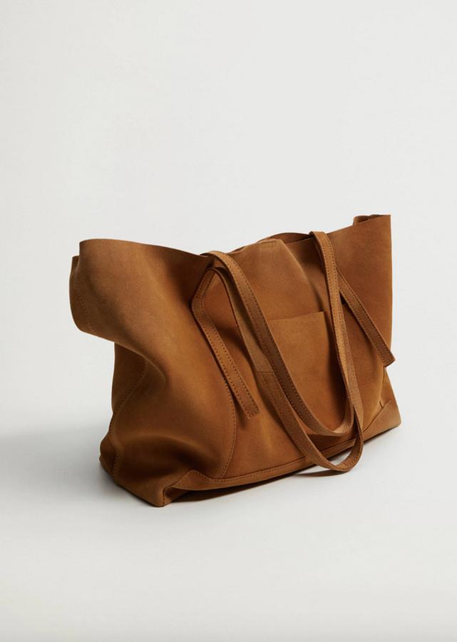 En marrón medio, con asa doble y en corte de piel, este bolso shopper de Mango con cierre metálico de imán cuesta 39,99 euros.