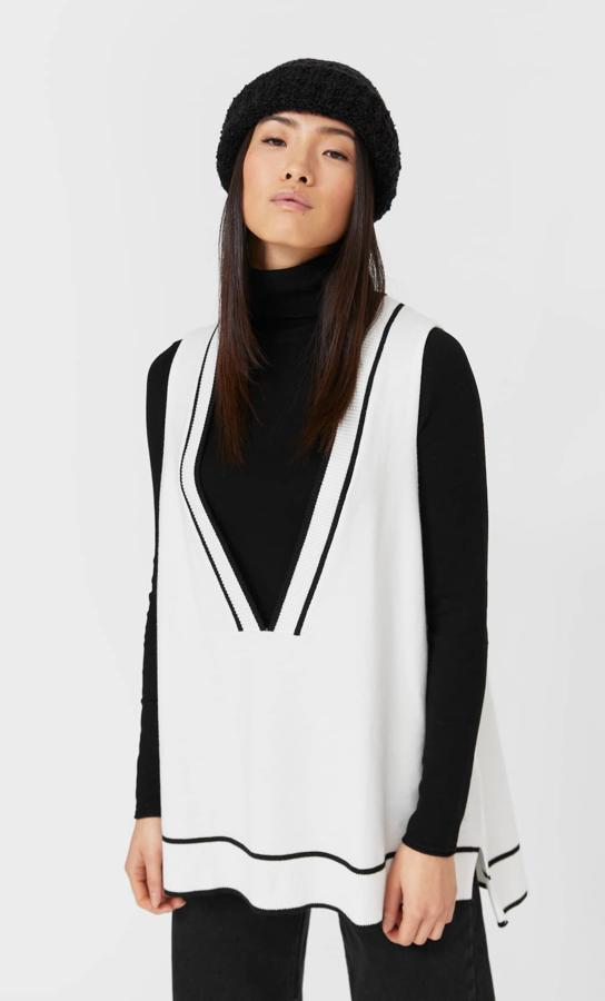 En color crudo y diseño oversize, este chaleco con cuello de pico y detalles en negro a contraste cuesta 19,99 euros y está disponible entre las tallas XXS y L.