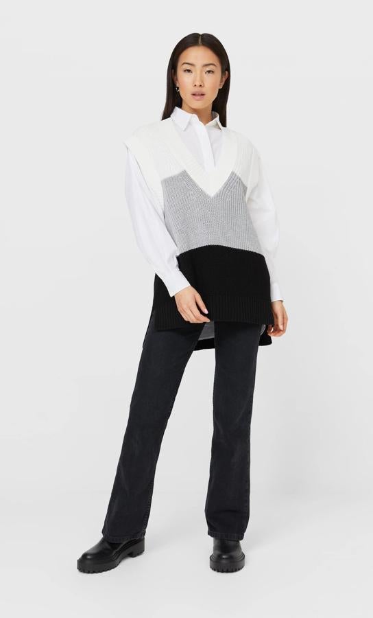 Estampado de bloques en negro, gris y blanco para este chaleco oversize con escote de pico, mangas sisa y acabados en rib. Tiene un precio de 25,99 euros y está disponible entre las tallas XS y L.