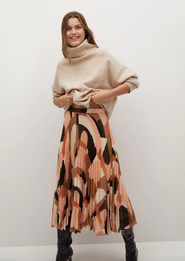 Diseño estampado en tonos naranja, salmón y marrón, esta falda plisada y acampanada de Mango con forro interior tiene un precio de 49,99 euros y está disponible únicamente en la talla XL.