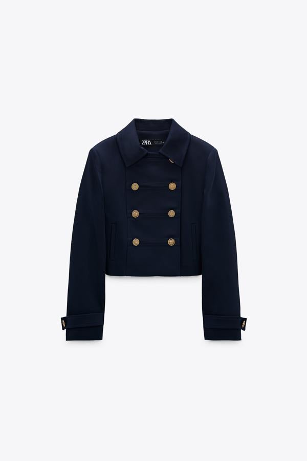 Chaqueta estilo americana corta con doble botonadura de la nueva temporada de Zara (49,99 euros)