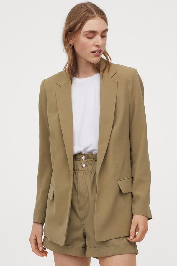 Blazer larga en color caqui. Rebajada de 29,99 a 11,99 euros.