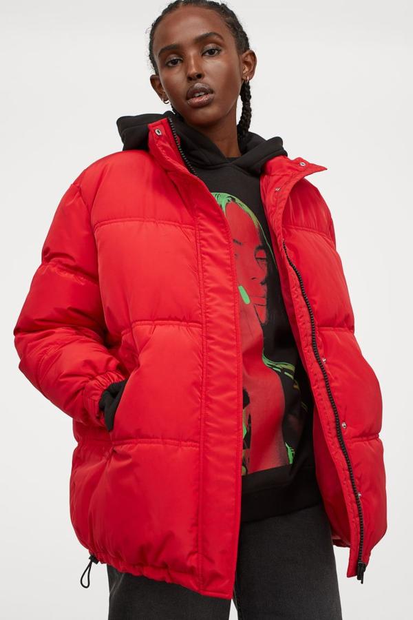 Chaqueta oversize acolchada con cuello alto, cremallera y solapa en color rojo. Rebajada de 49,99 a 24,99 euros.