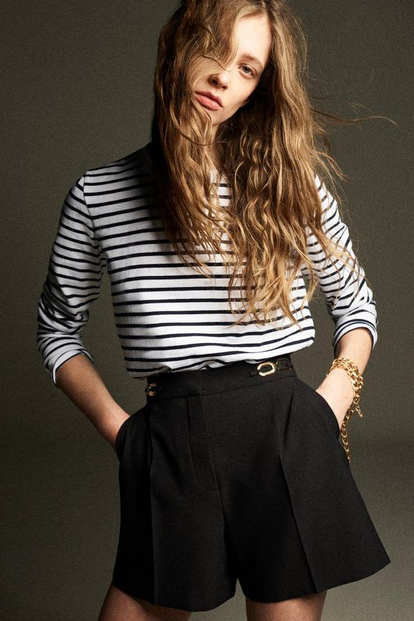 Bermudas de color negro con detalle de cadena de la nueva colección de Zara (25,99 euros)