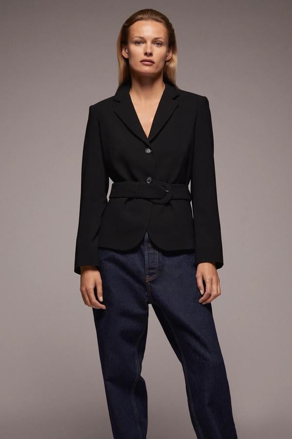 Con cinturón con hebilla forrada en el mismo tejido, esta blazer con bolsillos y bajo con abertura en la espalda está disponible en todas sus tallas y ahora tiene un precio de 39,99 euros.