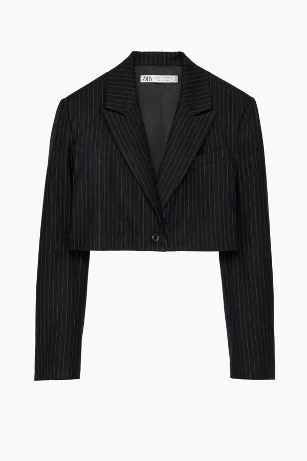 De la colección de edición limitada de Zara, esta blazer cropped en azul marino con rayas cuenta con botones en el puño y falso bolsillo en el pecho. Tiene un precio de 49,99 euros.
