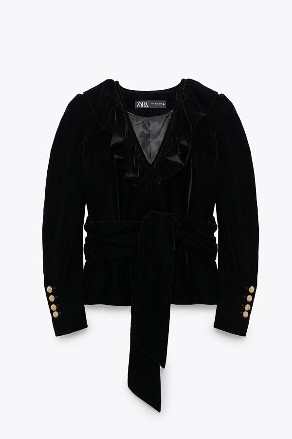 En color negro, esta blazer de terciopelo con escote de pico con volantes, botones metálicos y cinturón lazada tiene ahora un precio de 25,99 euros.