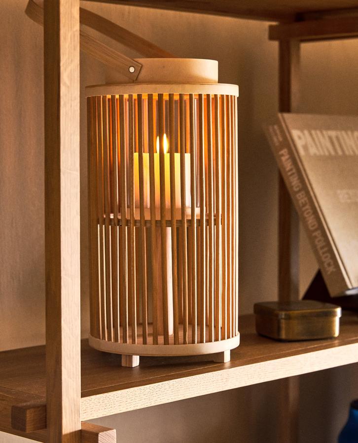 Realizado en bambú en color natural, este farolillo con asa tiene unas medidas de 19 x 36.5 x 19 centímetros y cuesta 39,99 euros.