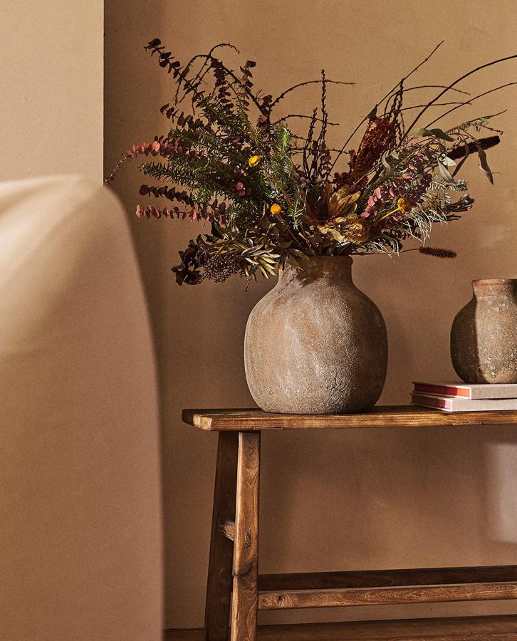 Este jarrón de loza con efecto envejecido tiene unas medidas de 18,5 x 20,5 x 18,5 centímetros y un precio de 29,99 euros.