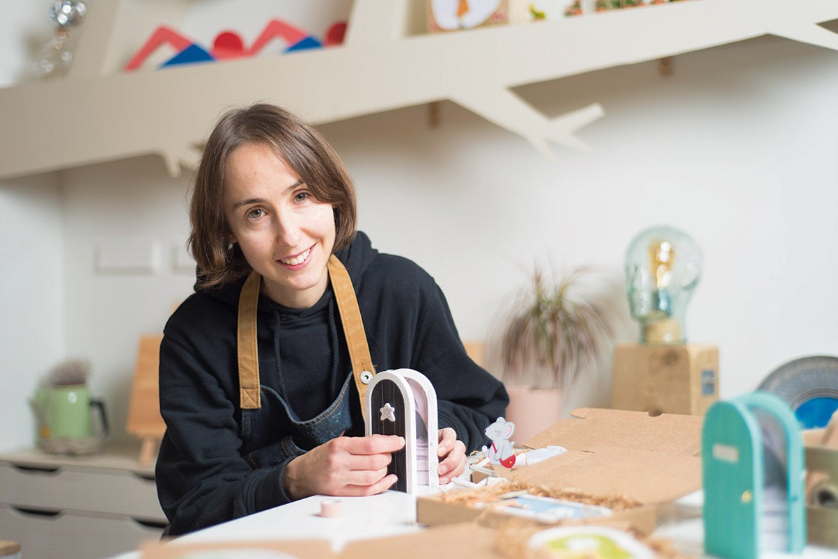 En esta tienda taller de diseño artesanal, siempre se crea algo diferente: un día puede ser una lámpara, al siguiente una pequeña escultura hecha con maderas encontradas y, al otro, un taller creativo para niños... (lailuminista.es).