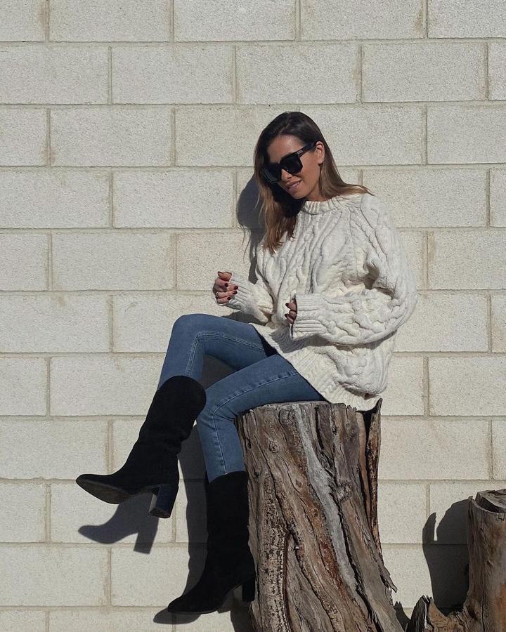 Marta Carriedo optó por la fórmula ganadora combinando sus vaqueros pitillo con botas altas y jersey de Zara.